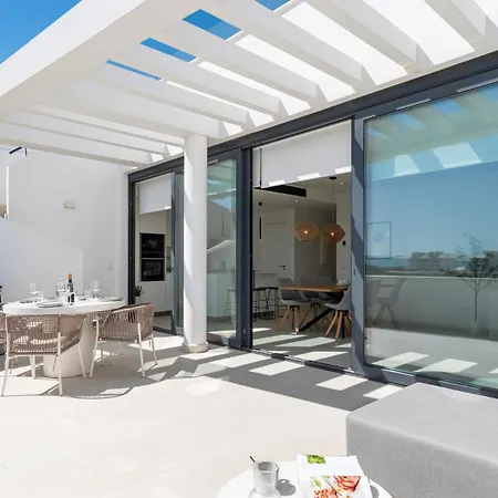 Vivi Homes - Gerrard Jacuzzi, Terrace, Pool & Sea Vew Apartment *